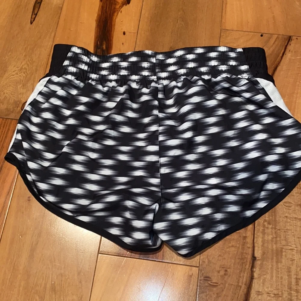 NWOT - NIKE DRI FIT SHORTS WITH BUILT IN UNDERWEAR- SIZE XS - Picture 5 of 6